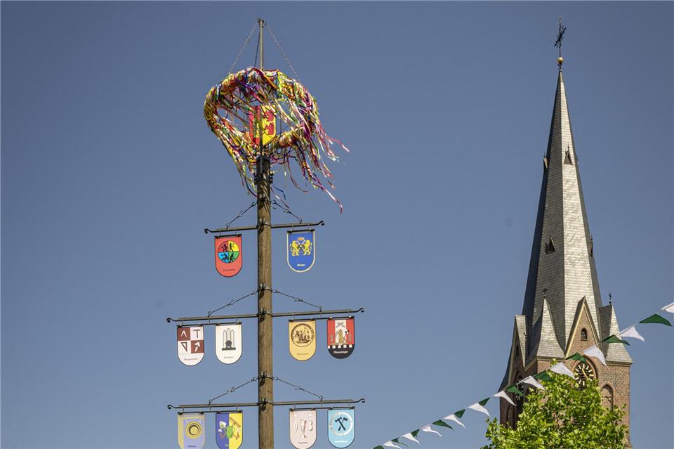 Die Maibaum-Aktion ist seit vielen Jahren ein fester Bestandteil des dörflichen Brauchtums.