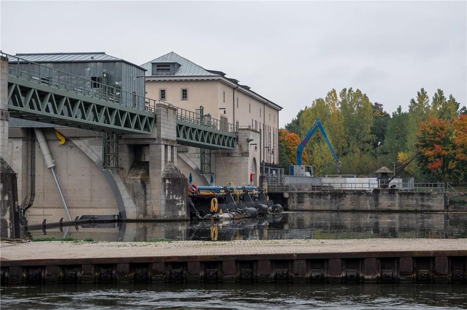 Schiff reißt Teil von Hochspannungsleitung ab – Stromausfall Die Mainschleuse in Viereth.Daniel Vogl/dpa