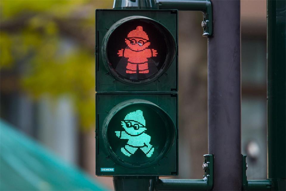 Die Mainzelmännchen regeln den Verkehr in Mainz. (Archivbild)picture alliance / Andreas Arnold/dpa