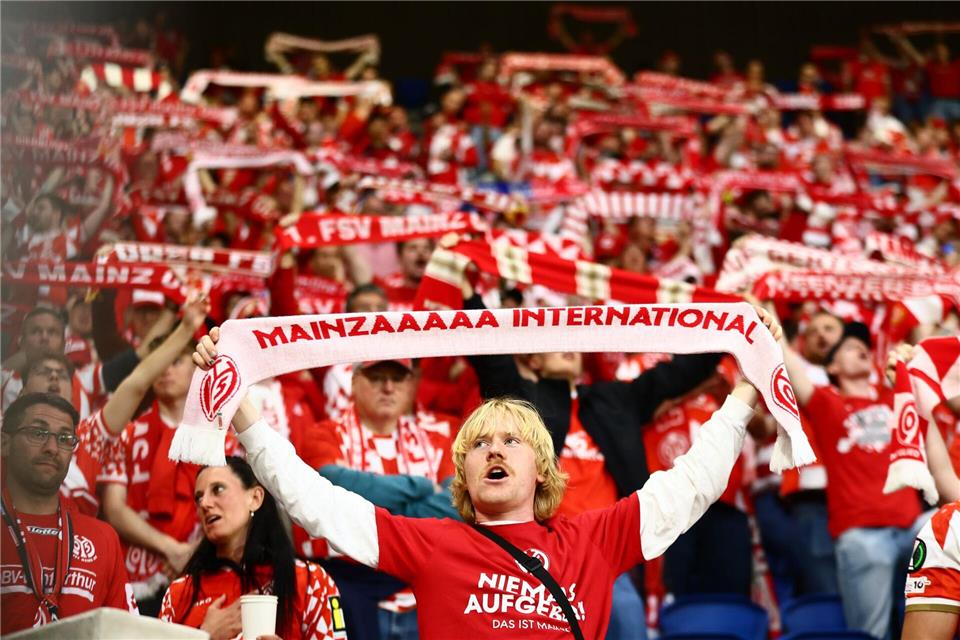 Die Mainzer Fans stehen hinter ihrem Team: Das kämpft in Gladbach um Bundesligapunkte.Antonin Utz/AP/dpa