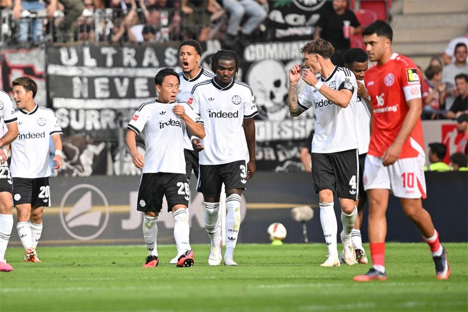 Die Mainzer Profis mussten Eintracht Frankfurt beim Jubeln zusehen.Torsten Silz/dpa