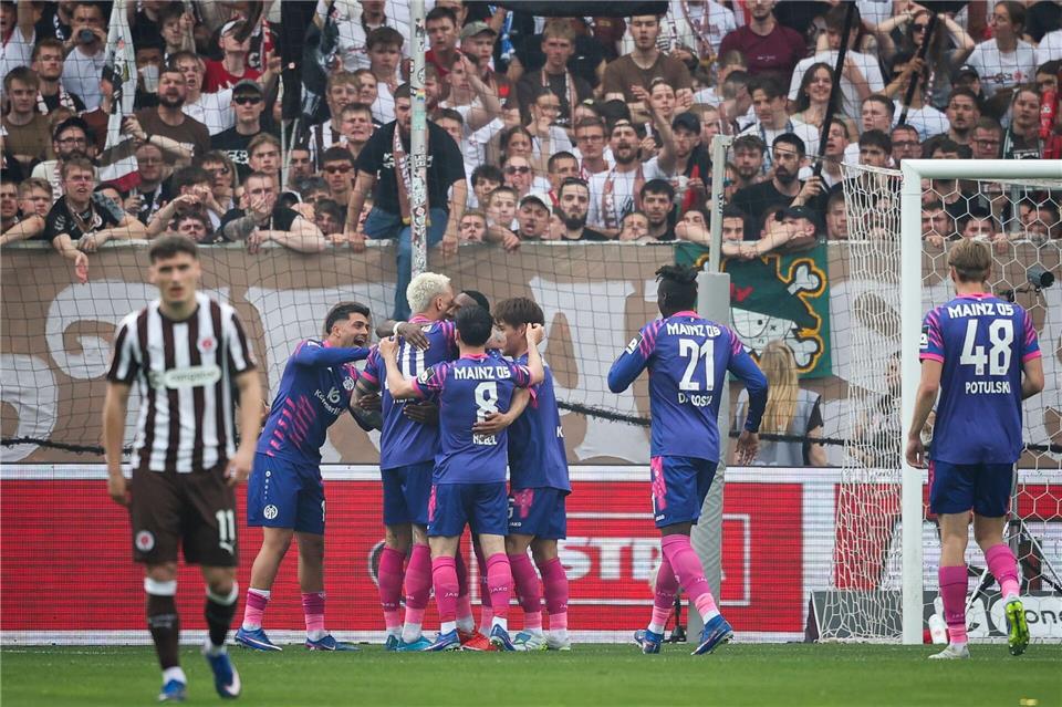 Die Mainzer bejubeln den Treffer zum 1:0 in Hamburg. Christian Charisius/dpa