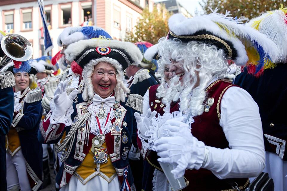 Die Mainzer feiern die Fastnacht in kunterbunten Kostümen.Hannes P. Albert/dpa