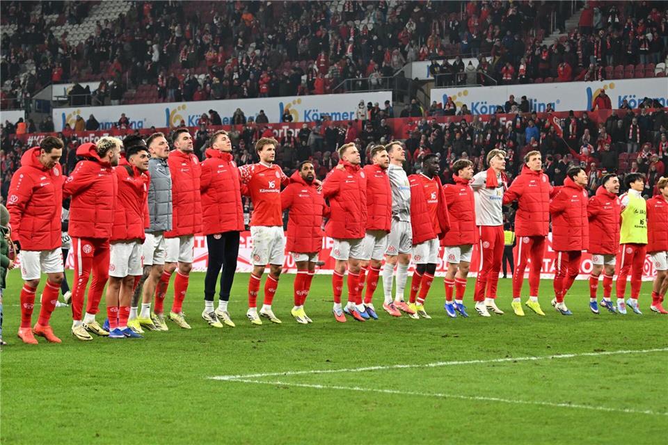 Die Mainzer feiern mit den Fans einen Sieg - wenig später wird das Stadion geäumt. Torsten Silz/dpa