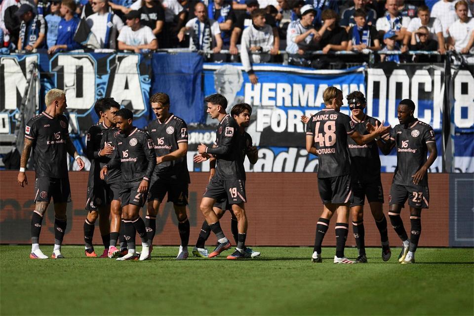 Die Mainzer hatten im Volksparkstadion allen Grund zum Jubeln. Hier feiern sie das 1:0 dudch Sheraldo Becker (r). Daniel Bockwoldt/dpa