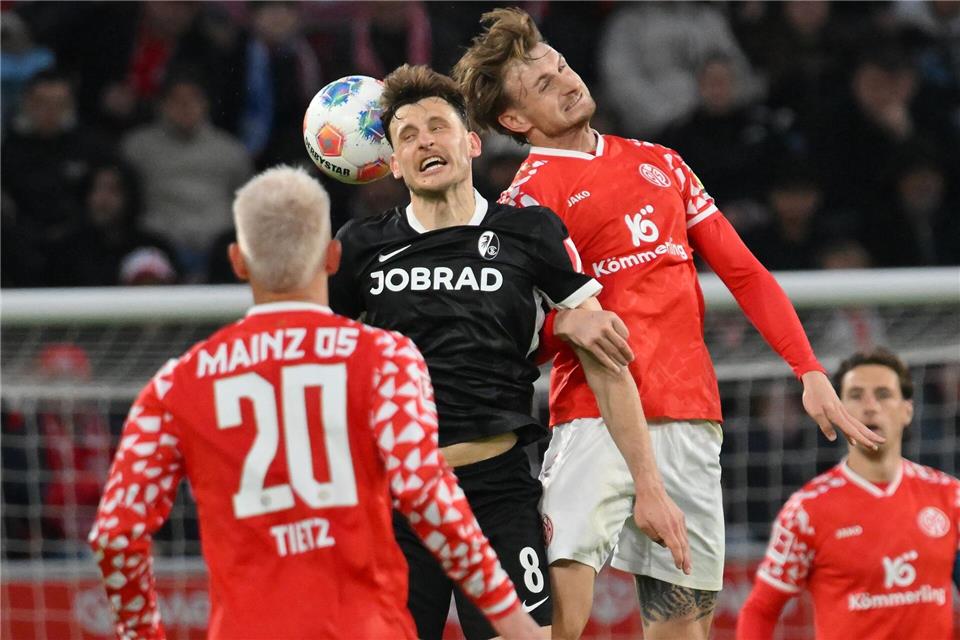 Die Mainzer um Abwehrspieler Posch hatten viele hohe Bälle zu verteidigen.Torsten Silz/dpa