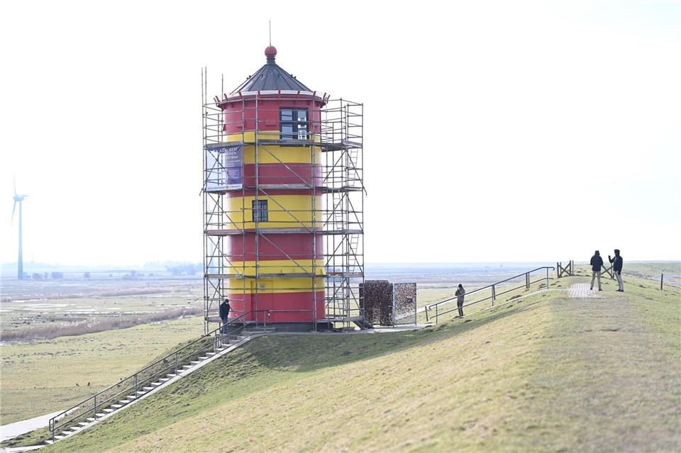 Die Malerarbeiten werden von der Deichacht Krummhörn übernommen. Lars Penning/dpa