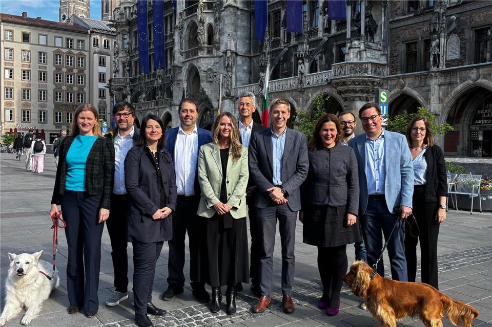Die „Mango-Koalition“ vor dem Münchner Rathaus.-/Die Grünen - Rosa Liste/dpa
