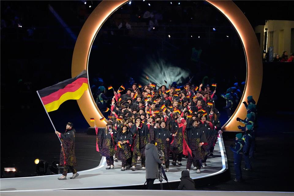 Die Mannschaft aus Deutschland wird von Fahnenträger Leon Draisaitl bei der Eröffnungsfeier der Olympischen Winterspiele Mailand Cortina 2026 angeführt.Lee Jin-man/AP/dpa