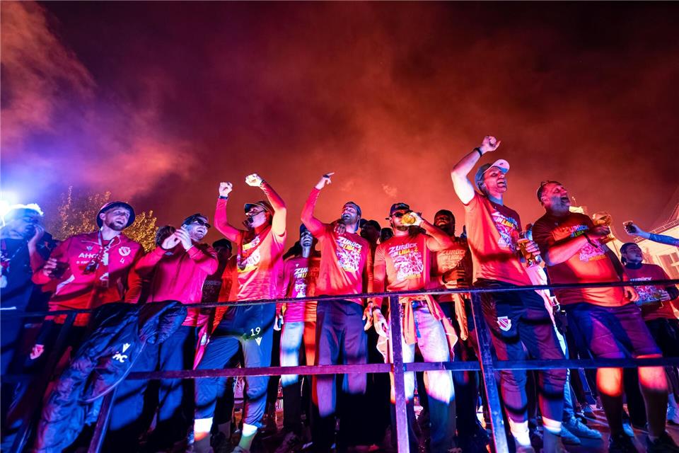 Die Mannschaft des FC Energie Cottbus feiert nach ihrer Rückkehr vom letzten Saisonspiel auf dem Cottbuser Altmarkt. Frank Hammerschmidt/dpa