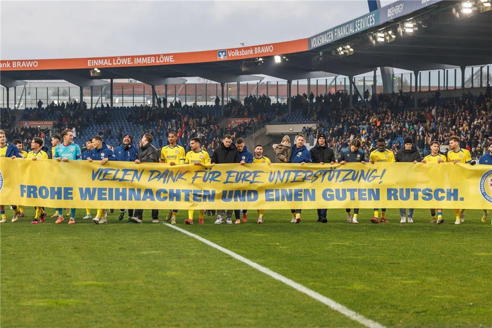 Die Mannschaft von Eintracht Braunschweig nach dem letzten Spiel des Jahres.Andreas Gora/dpa