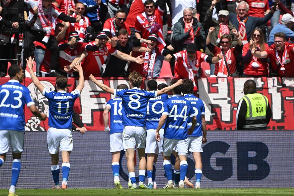 Die Mannschaft von Energie Cottbus bejubelt das 1:0 durch Jannis Boziaris.Jens Niering/dpa