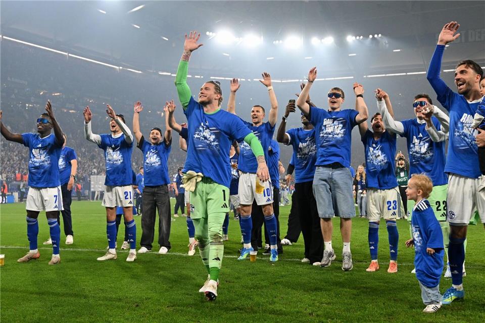 Die Mannschaft von Schalke 04 feierte den Aufstieg auf dem Platz.Bernd Thissen/dpa