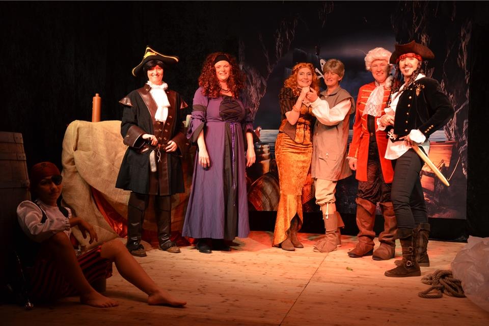 Die Marbecker Theatertruppe schmiss sich „Fluch der Karibik“-mäßig in Schale – was beim Publikum bestens ankam.