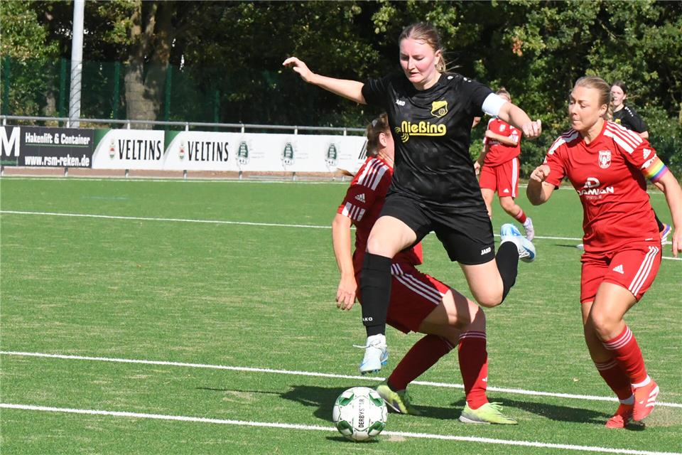 Die Marbeckerin Kathrin Müller setzt sich gegen zwei Gegenspielerinnen des VfB Hüls durch, schiebt danach den Ball aber knapp am linken Pfosten vorbei.