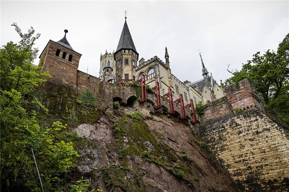 Die Marienburg wird mit einer Stahlkonstruktion gestützt.Moritz Frankenberg/dpa