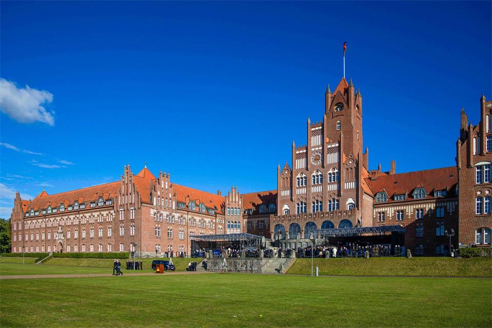 Die Marineschule Mürwik nimmt Hamburgs Zweite Bürgermeisterin Katharina Fegenbank (Grüne) für eine Übungswoche auf. (Archivbild)Frank Molter/dpa