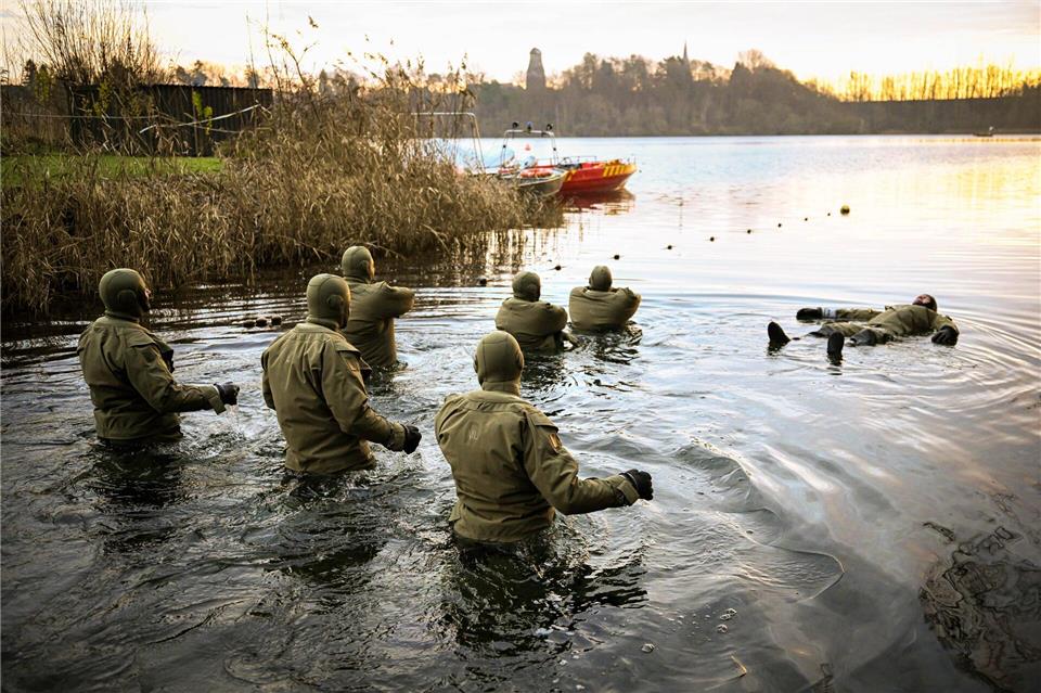 Die Marinetaucher trainieren im Kreidesee Hemmoor. Sina Schuldt/dpa