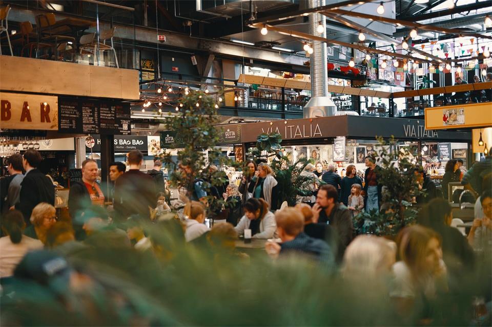 Die Markthalle „Mathallen“: In den Gemäuern der historischen Eisengießerei schlemmt man sich rund um den Globus. Fredrikke Wiheden/Mathallen Oslo/dpa-tmn