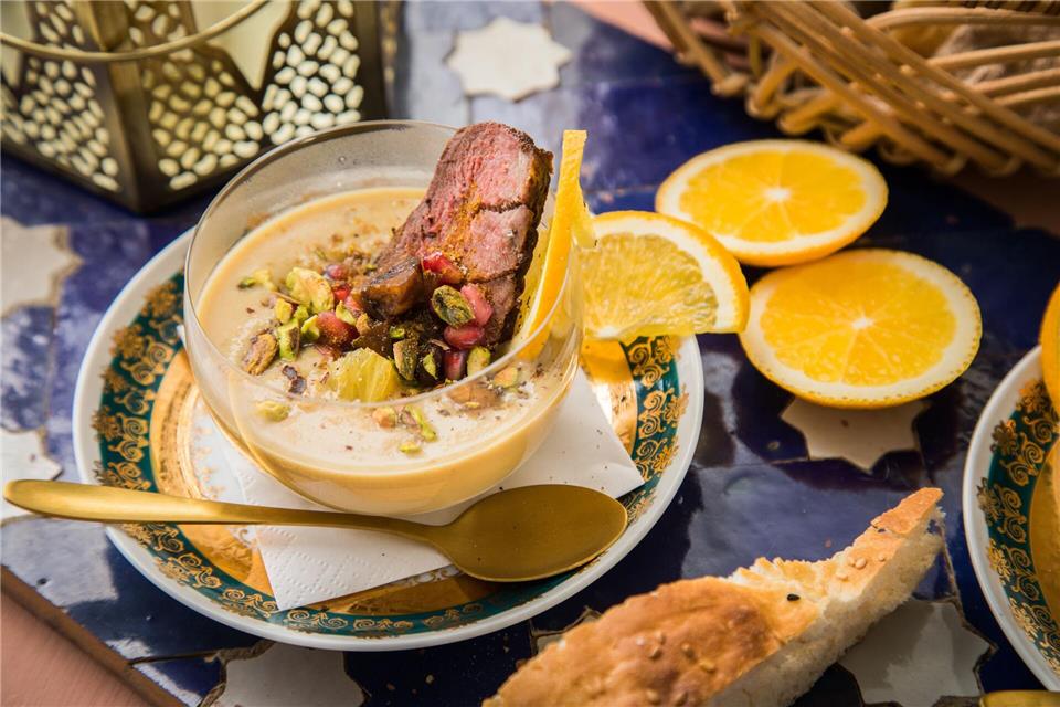 Die Maronencremesuppe mit gebratener Entenbrust wird mit gegensätzlichen Aromen getoppt: Pistazien sorgen für Süße, die Gewürzmischung Ras El Hanout für Schärfe und die Orangenscheiben für fruchtige Aromen. picture alliance / dpa-tmn