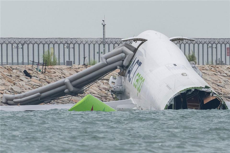 Tödlicher Unfall: Jumbo-Jet rutscht über Landebahn ins Meer Die Maschine kam aus Dubai. Chan Long Hei/AP/dpa