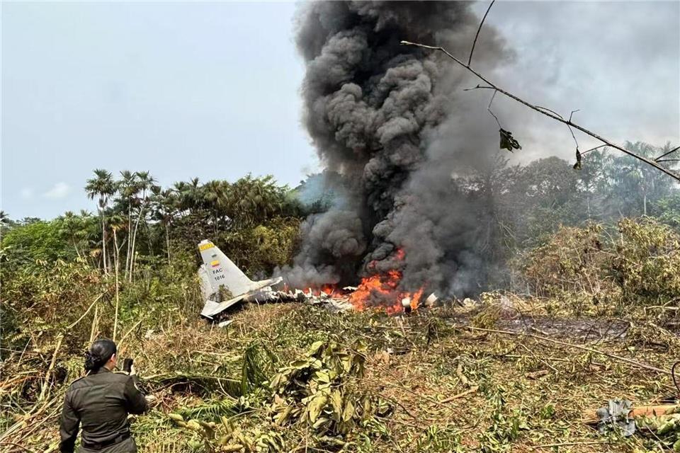 Die Maschine war wenige Minuten nach dem Start abgestürzt und anschließend in Brand geraten.Stringer/XinHua/dpa