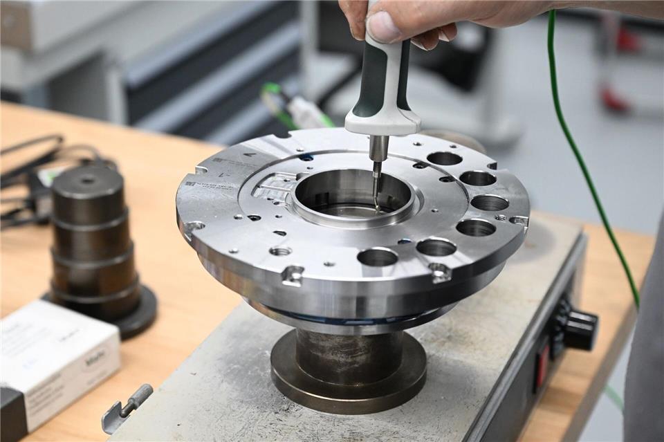 Die Maschinen von Hermle kommen in vielen Branchen zum Einsatz. (Archivbild)Bernd Weißbrod/dpa