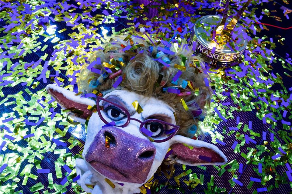 Die Maske der Figur „Muuhnika“ liegt im Finale der Prosieben-Show „The Masked Singer“ auf der Bühne.Rolf Vennenbernd/dpa