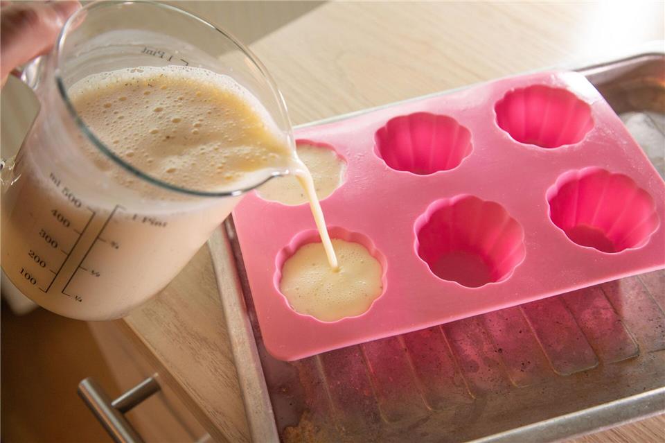 Die Masse für die Vanille-Panna Cotta wird in die Sillikonform gegossen.Christin Klose/dpa-tmn