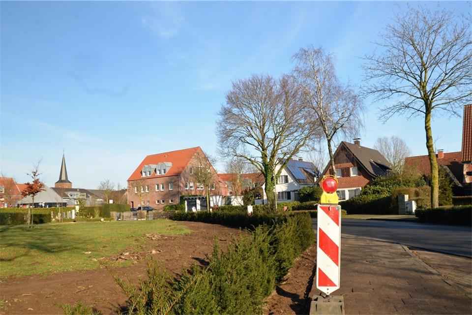 Die Mauer am Raesfelder Friedhof wird durch eine Hecke ersetzt.
