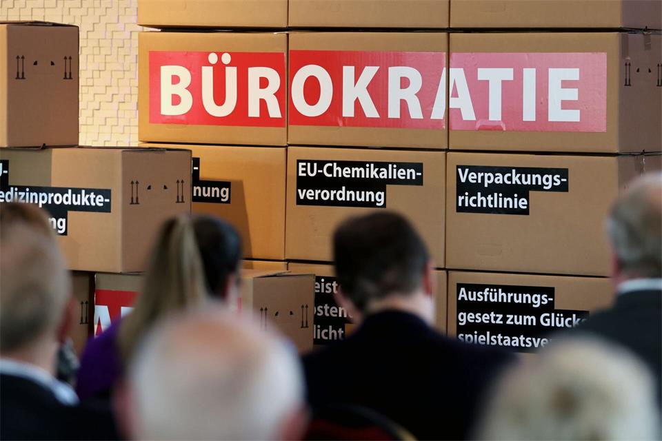 Die Mauer der Bürokratie macht den Unternehmern das Arbeiten auch in MV schwer. (Symbolbild) Bernd Wüstneck/dpa