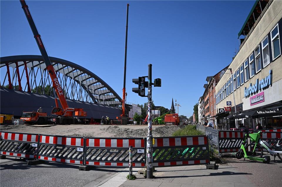 Die Max-Brauer-Allee bleibt laut DB bis Anfang September für Autos gesperrt.Lilli Förter/dpa