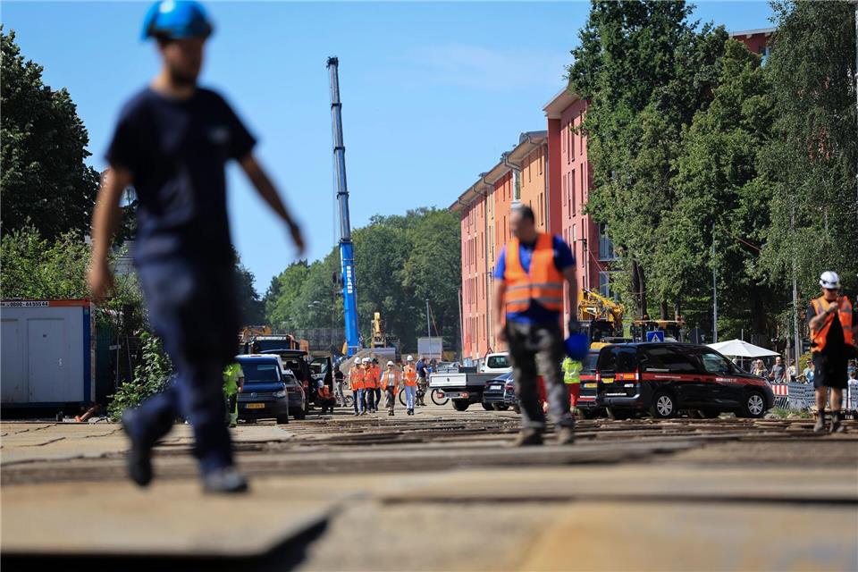 Die Max-Brauer-Allee ist für den Transport der neuen Sternbrücke vorbereitet.Christian Charisius/dpa