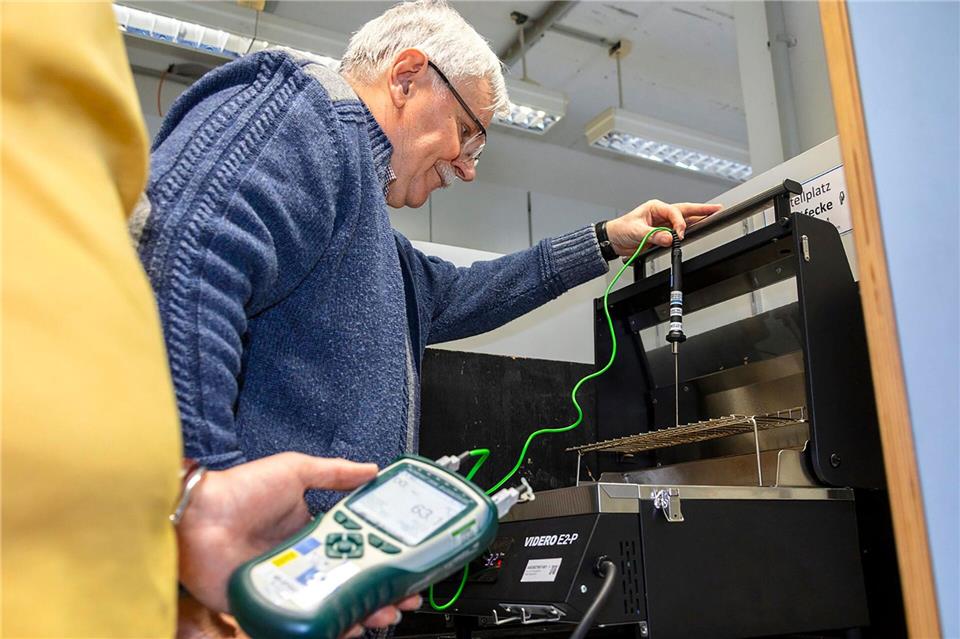 Grillen ohne Kohle und Gas: Elektrogrills im Test Die Maximaltemperatur wurde im Test direkt am heißesten Punkt auf dem Grill- und Warmhalterost gemessen.Michael Müller-Münker/selbst ist der Mann/dpa-tmn