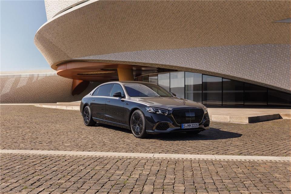 Die Maybach-Version der S-Klasse ist eine Luxus-Limousine, die erstmals auch mit einer lederfreien Ausstattung erhältlich ist.Mercedes-Benz Group AG/dpa-tmn