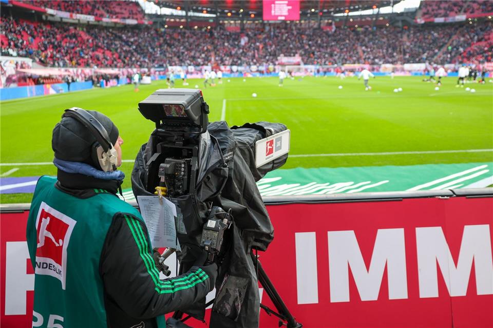 Die Medienerlöse in 1. und 2. Fußball-Bundesliga richten sich auch nach den Leistungen der Proficlubs. (Archivbild)Jan Woitas/dpa