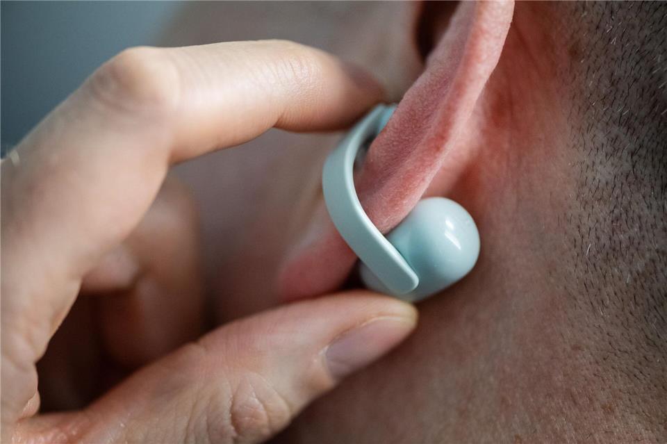 Die Mediensteuerung erfolgt über Fingertipper auf den Verbindungssteg zwischen den beiden Teilen der LinkBuds Clip.Franziska Gabbert/dpa-tmn