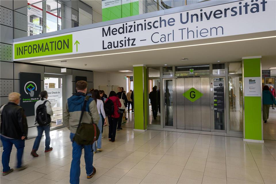 Die Medizinische Universität Lausitz beginnt mit dem Studienbetrieb. (Archivbild)Patrick Pleul/dpa