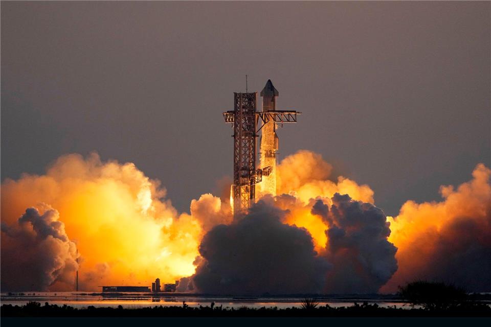 Die Mega-Rakete Starship von SpaceX hebt von der Starbase zum fünften Testflug ab.Eric Gay/AP/dpa