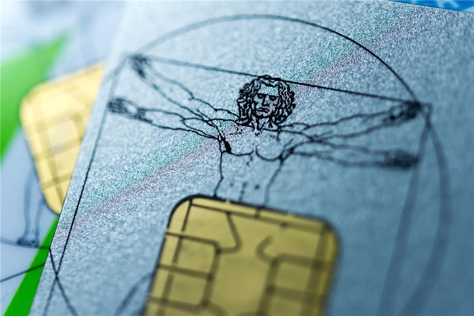 Die Mehrbelastung höherer Krankenversicherungsbeiträge macht sich für die meisten Rentner erst ab März bemerkbar.Alexander Heinl/dpa-tmn