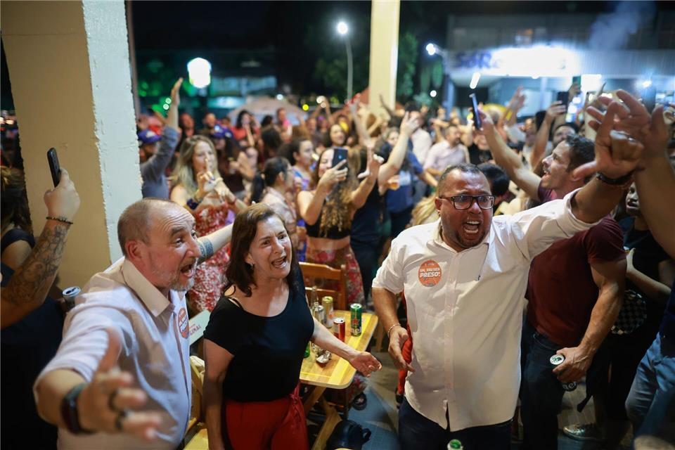 Brasilien: Bolsonaro zu mehr als 27 Jahren Haft verurteilt Die Mehrheit der fünfköpfigen Kammer des Obersten Bundesgerichts sprach den 70-Jährigen schuldig. Luis Nova/AP/dpa