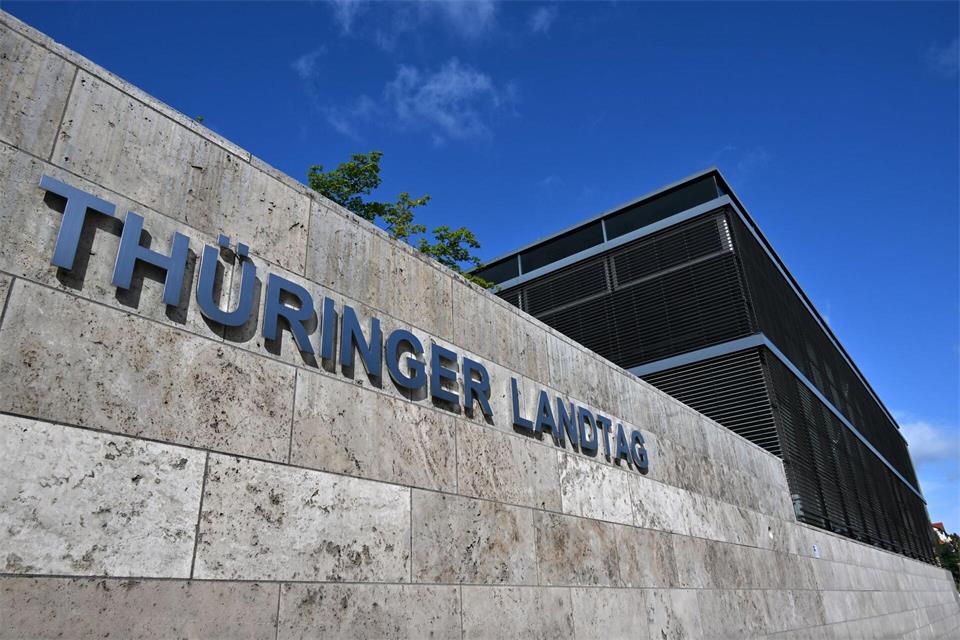 Die Mehrheitsverhältnisse im Thüringer Landtag sind kompliziert. Nun bringen die Fraktionen von CDU, Thüringen.Gerecht, SPD und Linke ein neues Verfahren auf den Weg. (Symbolbild) Martin Schutt/dpa