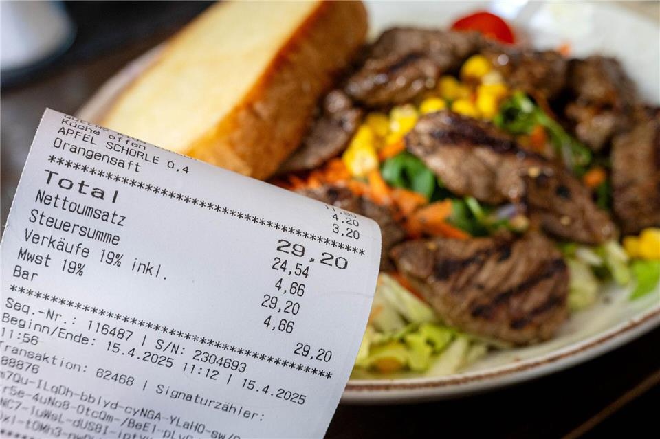 Die Mehrwertsteuer auf Speisen in der Gastronomie ist zum Jahreswechsel gesunken. (Symbolbild)Sina Schuldt/dpa