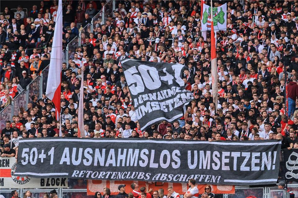 Die Meinung vieler Fans zur 50+1-Regel ist klar. (Archivbild)Jan Woitas/dpa