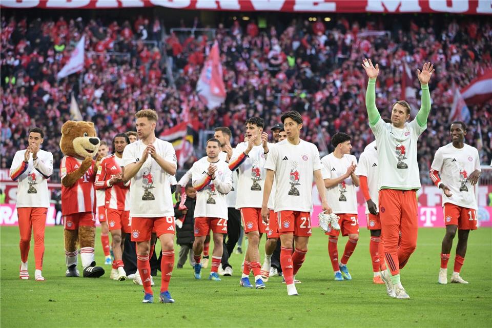 Die Meisterschaft schon in der Tasche: Spieler vom FC Bayern jubeln in der Allianz Arena in München nach dem Sieg gegen den VfB Stuttgart.Malin Wunderlich/dpa