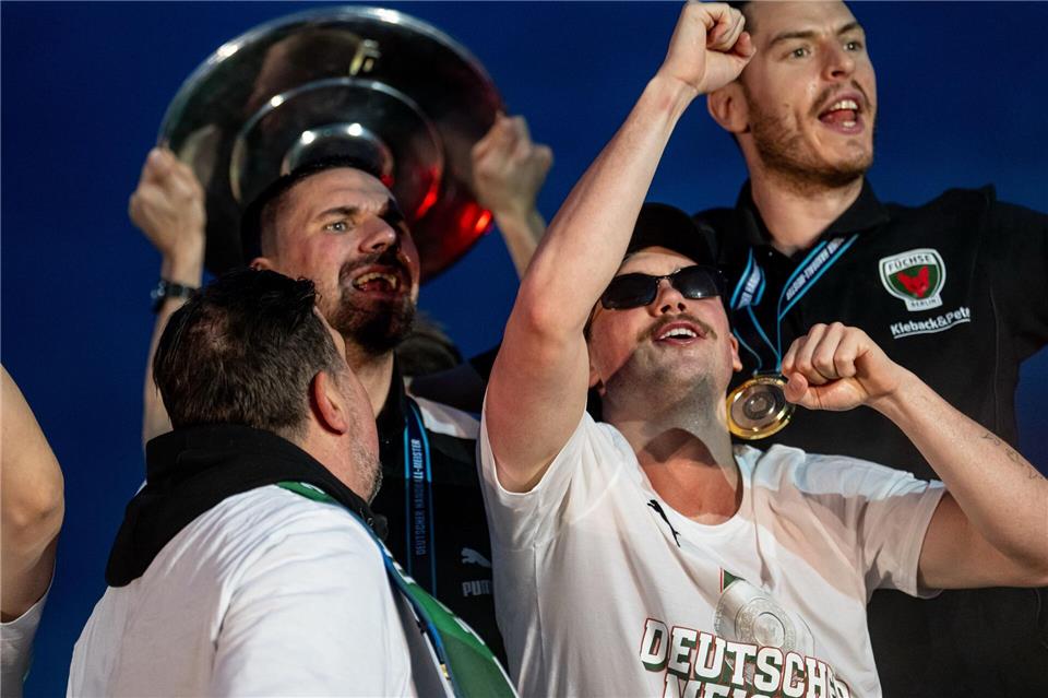 Die Meisterschale blieb nicht lange trocken. Fabian Sommer/dpa