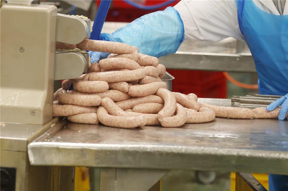 Die Menge der in Thüringen produzierten Würste geht seit Jahren zurück. (Symbolbild)Bodo Schackow/dpa