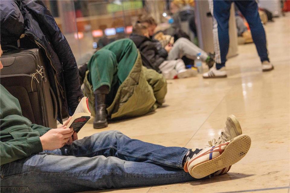 Die Menschen am Flughafen mussten am Morgen Geduld aufbringen.Carsten Koall/dpa