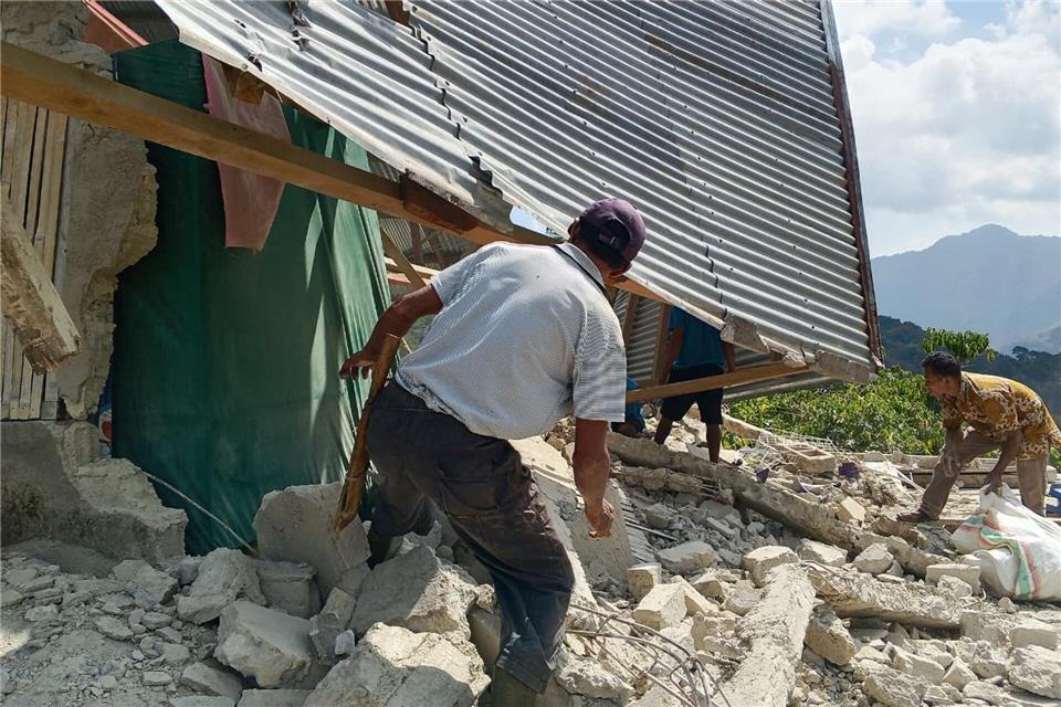 Die Menschen auf der indonesischen Insel Flores sind leidgeprüft, was Erdbeben in der Region betrifft. Das Beben der Stärke von 7,7 am Samstagfrüh hat Schäden und Dutzende Tote hinterlassen. Kurniawan/AP/dpa