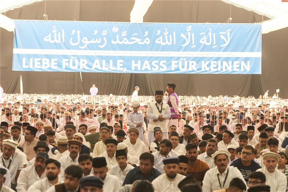 Die Menschen beten bei der Versammlung auch gemeinsam. (Archivbild)Thomas Frey/dpa